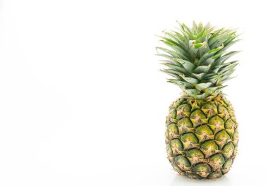Beyaz arkaplanda taze ananas