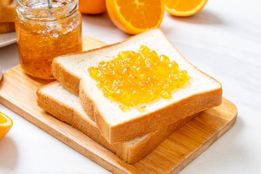 Portakal reçelli ekmek dilimleri 