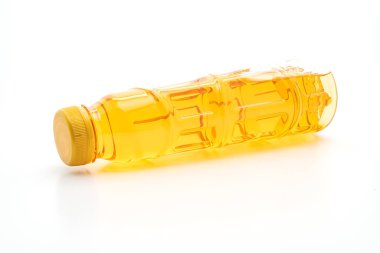 şişe buzlu çay ve yeşil çay beyaz arka plan üzerinde