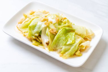 Balık soslu tavada kızartılmış lahana