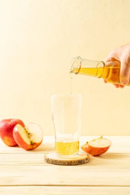 Kırmızı elma meyvesi ile elma suyu