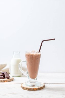 Buzlu çikolata milkshake içecek