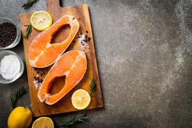 taze çiğ somon fileto biftek