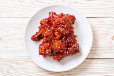 Baharatlı soslu kızarmış tavuk 