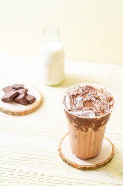 Buzlu çikolata milkshake içecek