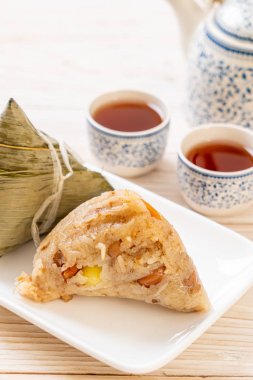 Zongzi veya Geleneksel Çince yapışkan pirinç köfte