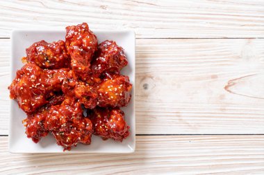 Baharatlı soslu kızarmış tavuk 