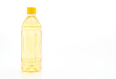 şişe buzlu çay ve yeşil çay beyaz arka plan üzerinde