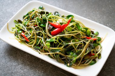 Istiridye sosu ile Kızarmış ayçiçeği Sprout