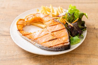 sebze ve patates kızartması ile ızgara somon biftek fileto