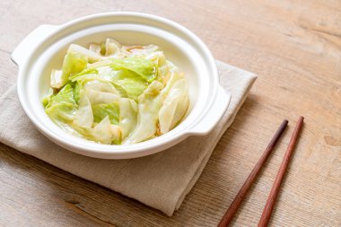 Balık soslu tavada kızartılmış lahana