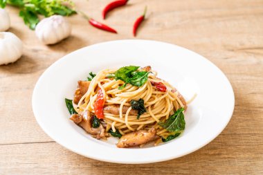 tavuk ve fesleğen ile karıştırın-kızarmış spagetti