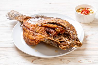 Kızarmış Balık-balık sosu ile