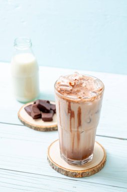 Buzlu çikolata milkshake içecek