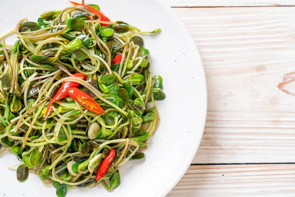 Istiridye sosu ile Kızarmış ayçiçeği Sprout