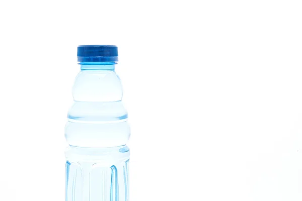 Botella de agua sobre fondo blanco — Foto de Stock