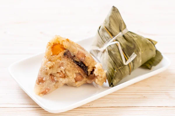 Zongzi oder traditionelle chinesische klebrige Reisknödel — Stockfoto