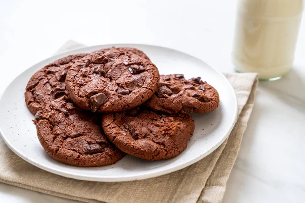 Galletas de chocolate con chispas de chocolate —  Fotos de Stock