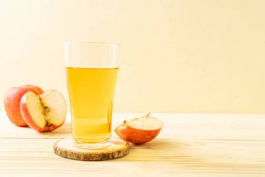 Kırmızı elma meyvesi ile elma suyu