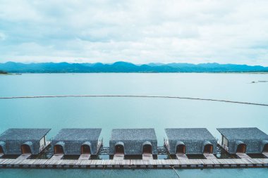 Kanchanaburi de bulutlu gökyüzü ile Srinagarind Barajı , Tayland