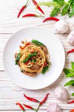 tavuk ve fesleğen ile karıştırın-kızarmış spagetti