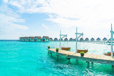 tropikal Maldivler tatil ve deniz arka plan ile kanepe salıncak