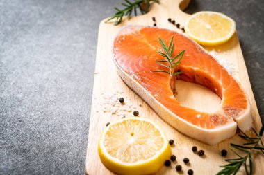 taze çiğ somon fileto biftek