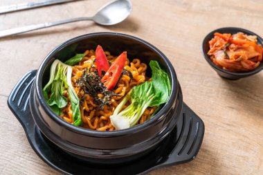 sebze ve kimchi Koreli anlık erişte