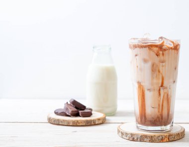 Buzlu çikolata milkshake içecek