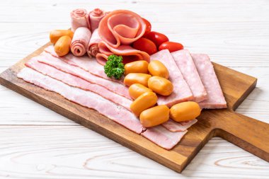 pastırma, sosis, jambon füme ve Barbekü domuz pastırması