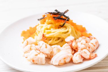karidesler ve karides yumurtası ile spagetti kremsi