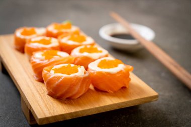 mayonez ve karides yumurta ile taze somon suşi rulo