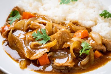 Japon köri pirinç dilimlenmiş domuz eti, havuç ve soğan ile