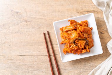 kimchi ile tavada kızartılmış domuz eti