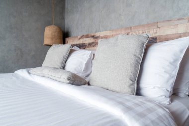 yatakta güzel rahat yastıklar