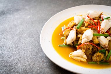 köri tozu ile kızartılmış Yengeç