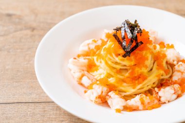 karidesler ve karides yumurtası ile spagetti kremsi