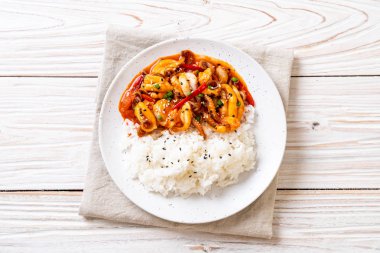 tavada kızartılmış ahtapot veya kalamar ve Korece baharatlı (osam bulgogi yapıştırmak