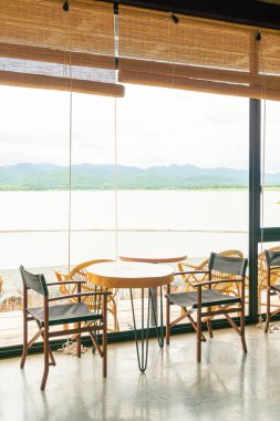 Boş masa ve sandalye restoranda