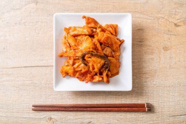 kimchi ile tavada kızartılmış domuz eti