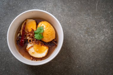 Haşlanmış yumurta demirhindi soslu kızarmış