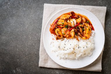 tavada kızartılmış ahtapot veya kalamar ve Korece baharatlı (osam bulgogi yapıştırmak