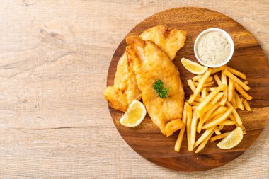 Kızartmalı balık ve patates kızartması.