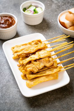 Domuz Satay-ızgara domuz fıstığı sosu veya tatlı ile servis ve 