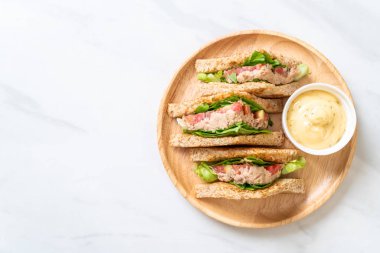 Ev yapımı ton balıklı sandviç 