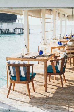 restoranda boş masa ve sandalye dekorasyonu
