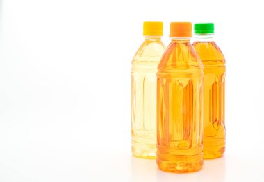 şişe buzlu çay ve yeşil çay beyaz arka plan üzerinde