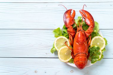 haşlanmış ıstakoz sebze ve limon ile