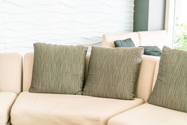boş kanepe yastık otel lobisinde ile 