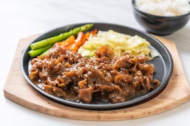 sıcak plaka üzerinde domuz biftek dilimlenmiş 